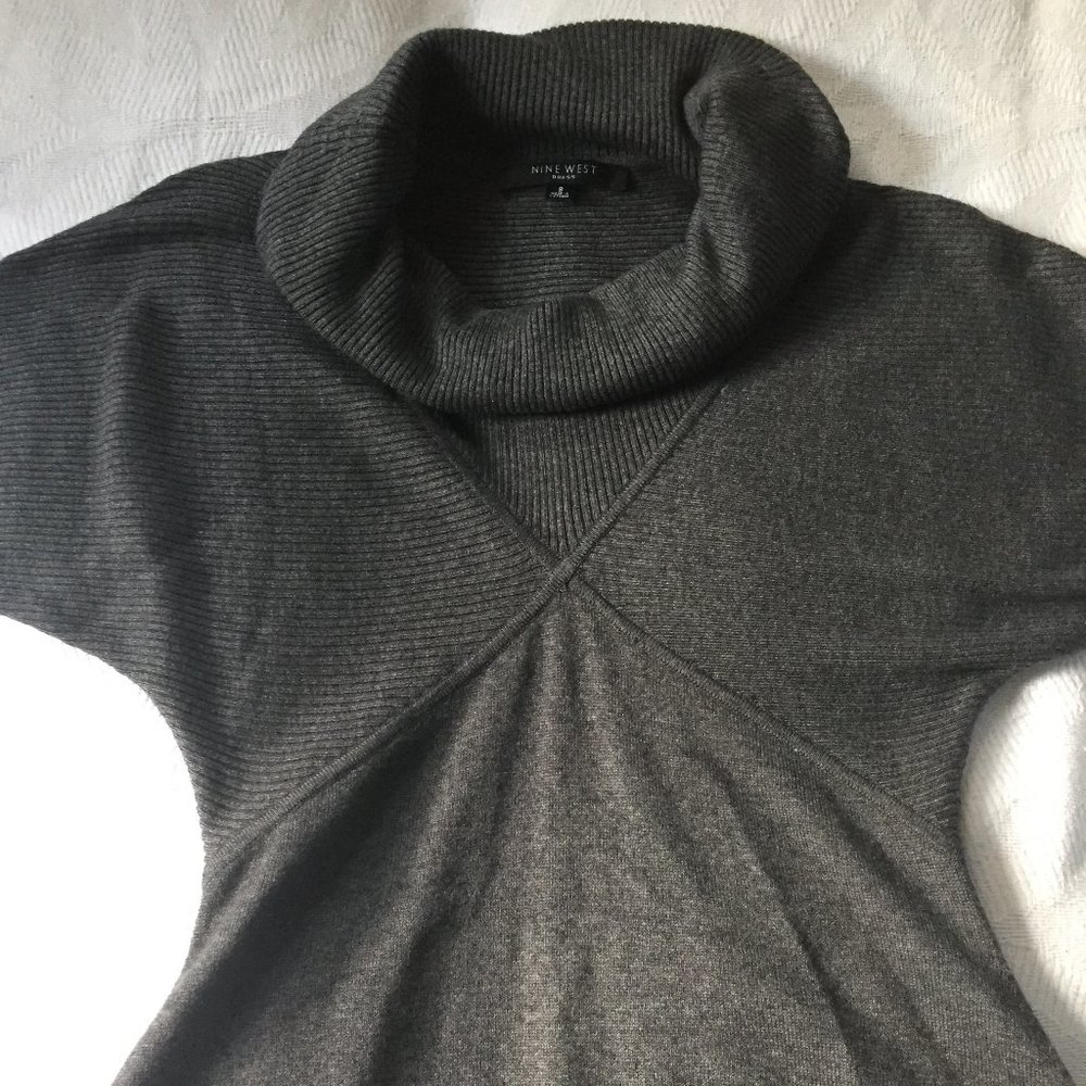 #152 Nine West gray short sleeve sweater dress